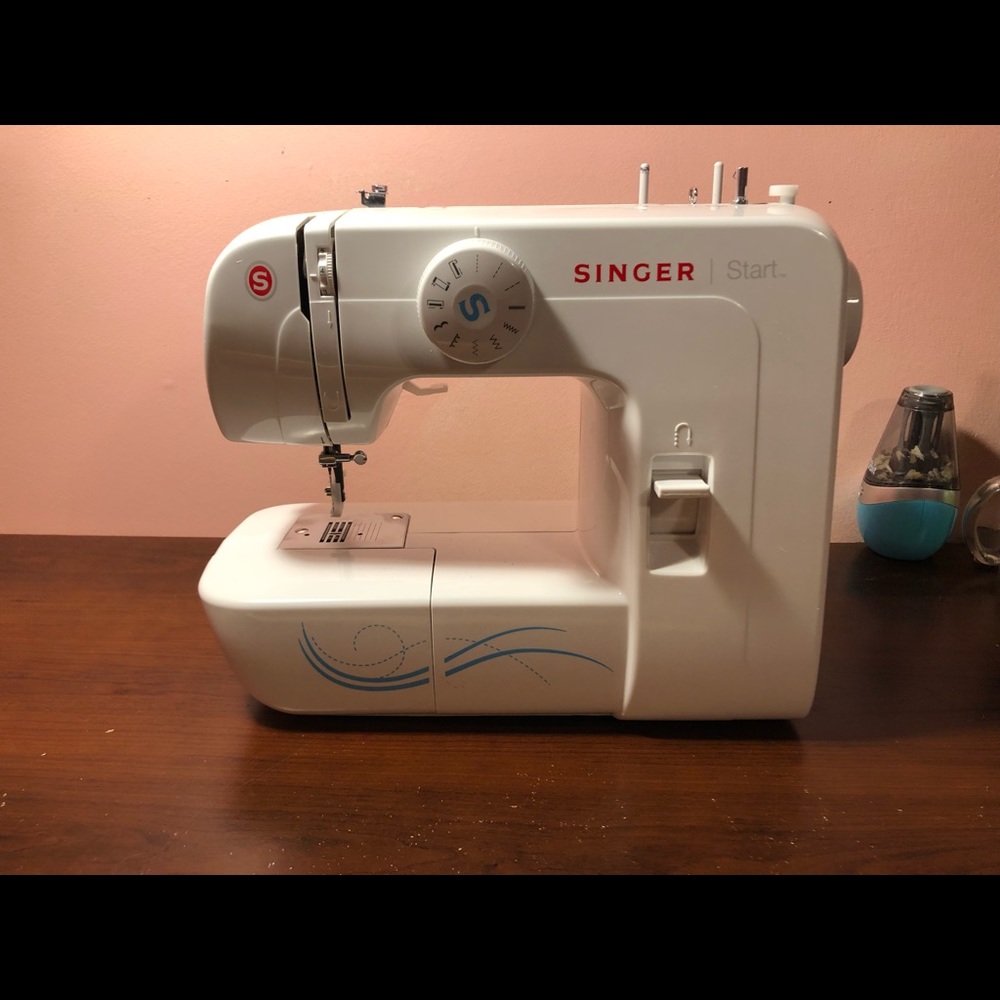 Singer sewing Machine - Picture 2 of 6